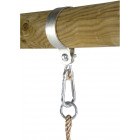 Portique en bois avec balançoire et face à face colobus