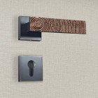 Poignée de porte design à condamnation finition aspect cuivre patiné noir luna - katchmee
