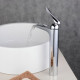 Robinet mitigeur lavabo surélevé chromé contemporain aux lignes courbes bec long et droit 