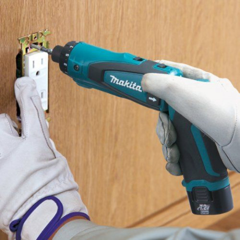 makita makita visseuse devisseuse sans fil avec malette 2 batteries li ion 7 2 v et chargeur df010dse distriartisan