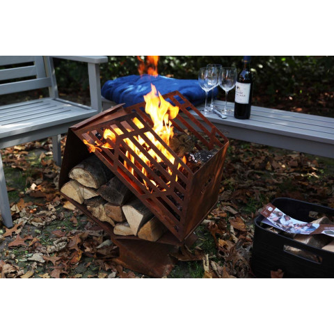 Chauffe-terrasse en fonte avec stockage de bois
