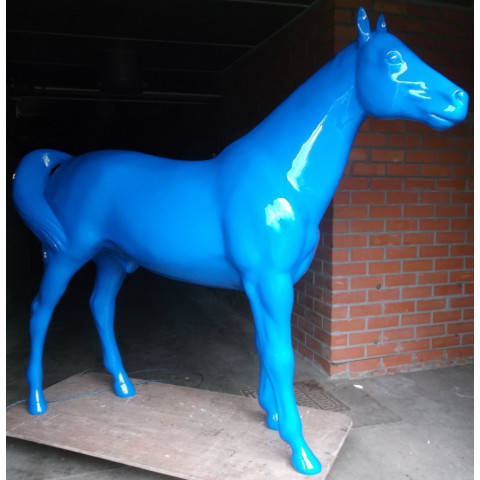 Cheval design lisse en résine
