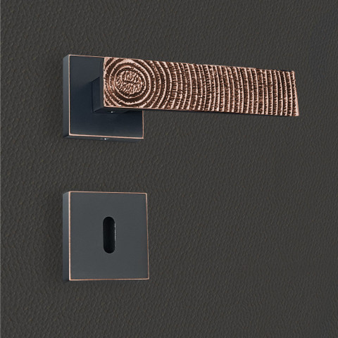 Poignée de porte design à clé finition aspect cuivre patiné noir luna - katchmee